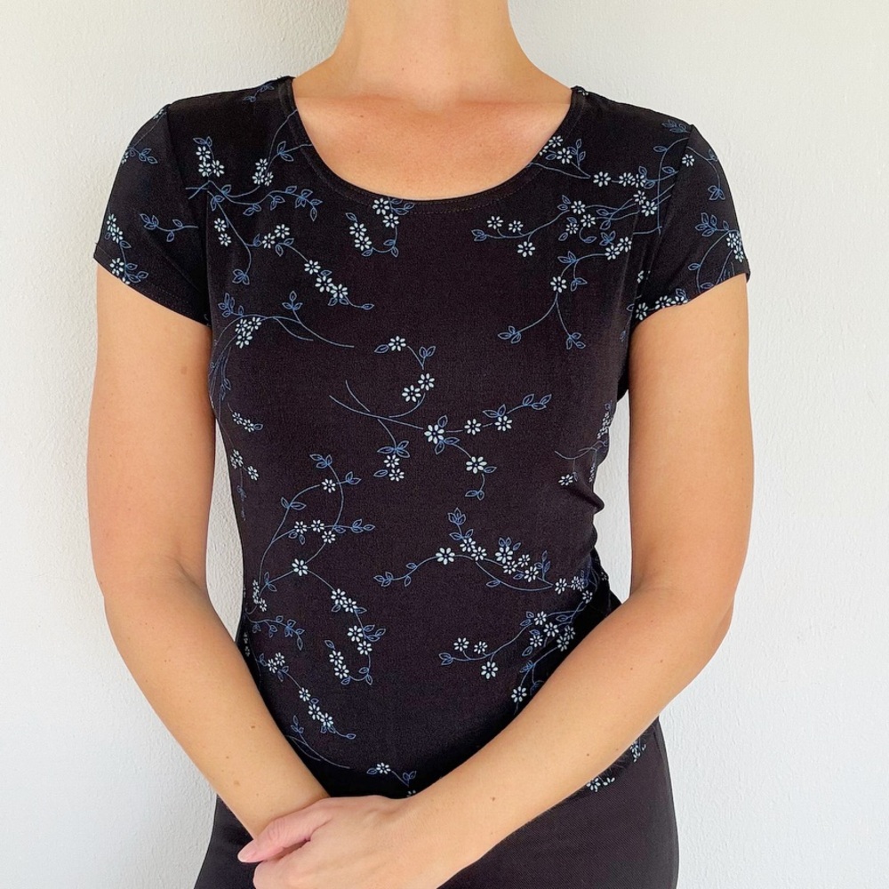 Briggs New York Petite black blue floral stretch short sleeve tee size small